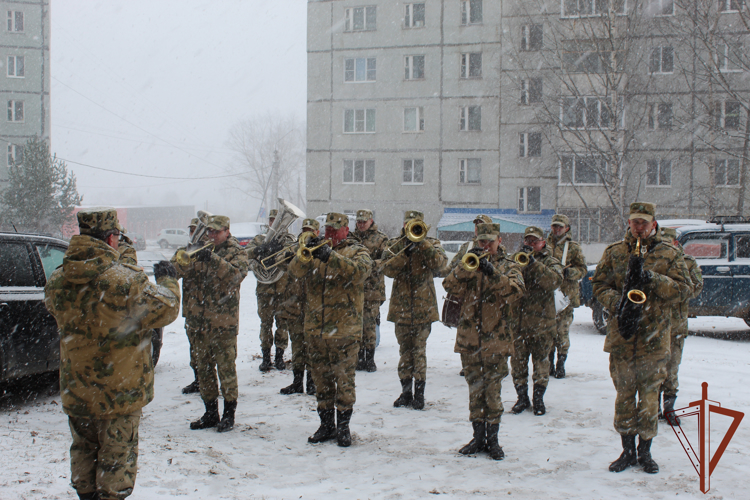 В Сыктывкаре военный оркестр Росгвардии поздравил ветерана службы с Днем Победы