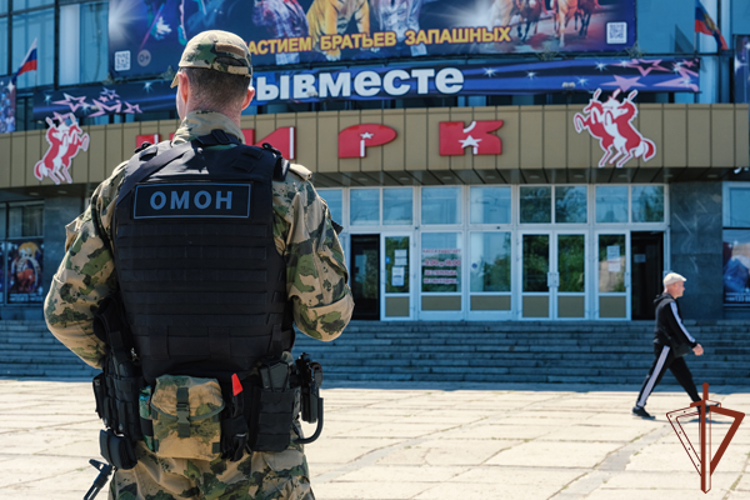 Росгвардейцы обеспечили безопасность граждан во время первых гастролей Большого московского цирка в Луганске