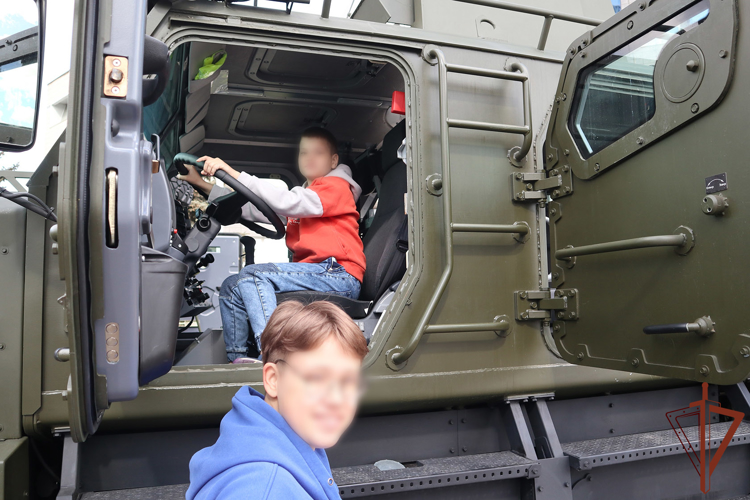 Выставка Росгвардии «День передовых технологий обеспечения безопасности личности, общества и государства – 2024» продолжает работать в Красноярске (видео)