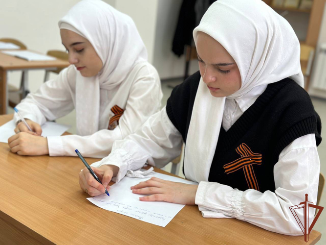 Росгвардейцы в Грозном поддержали Всероссийскую акцию «Георгиевская ленточка»