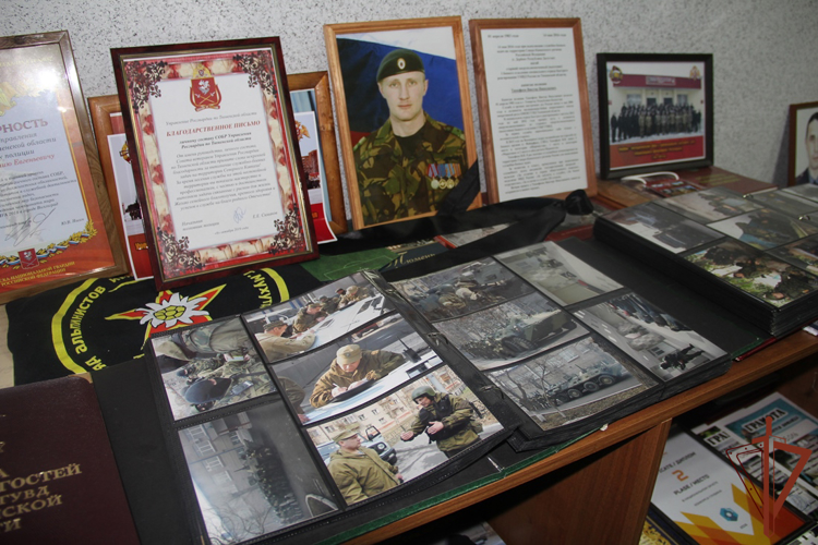 Память героически павших боевых товарищей почтили росгвардейцы на Урале