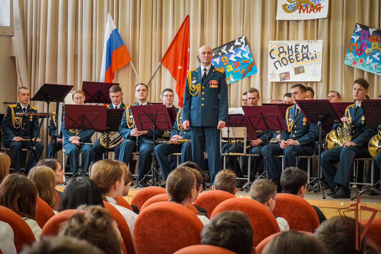 Военный оркестр штаба Северо-Западного округа Росгвардии провел концерт-лекцию для петербургских школьников