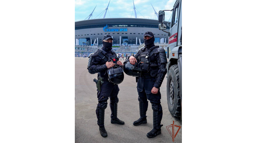Безопасность проведения матча РПЛ по футболу в Санкт-Петербурге обеспечили росгвардейцы 