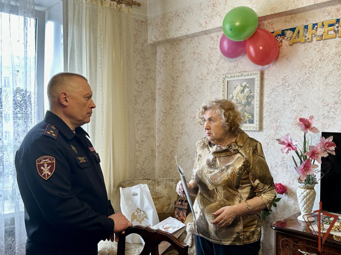 В Мурманске росгвардейцы поздравили почетного ветерана ведомства с 92-летием 