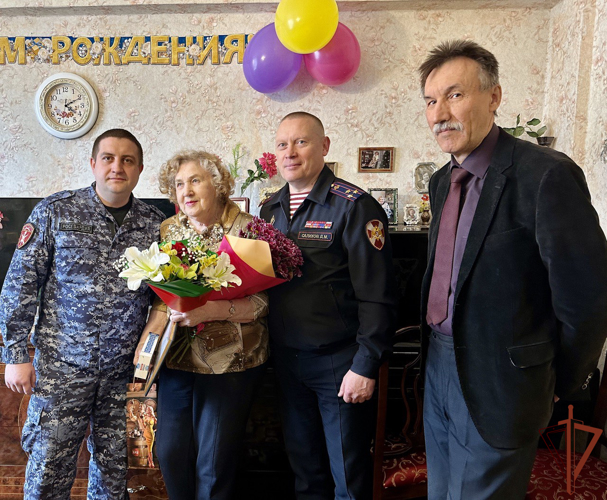 В Мурманске росгвардейцы поздравили почетного ветерана ведомства с 92-летием 