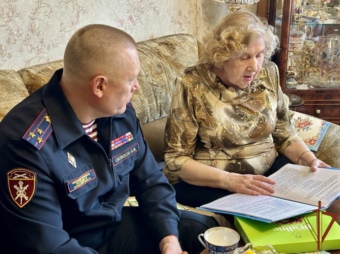 В Мурманске росгвардейцы поздравили почетного ветерана ведомства с 92-летием