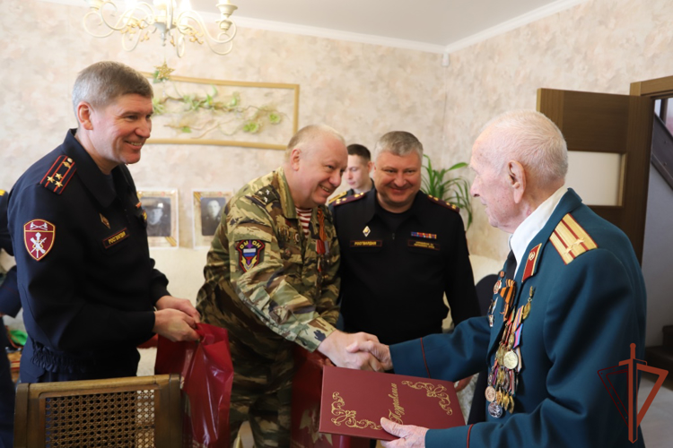Росгвардейцы поздравили с Днем Победы ветеранов Великой Отечественной войны в Перми