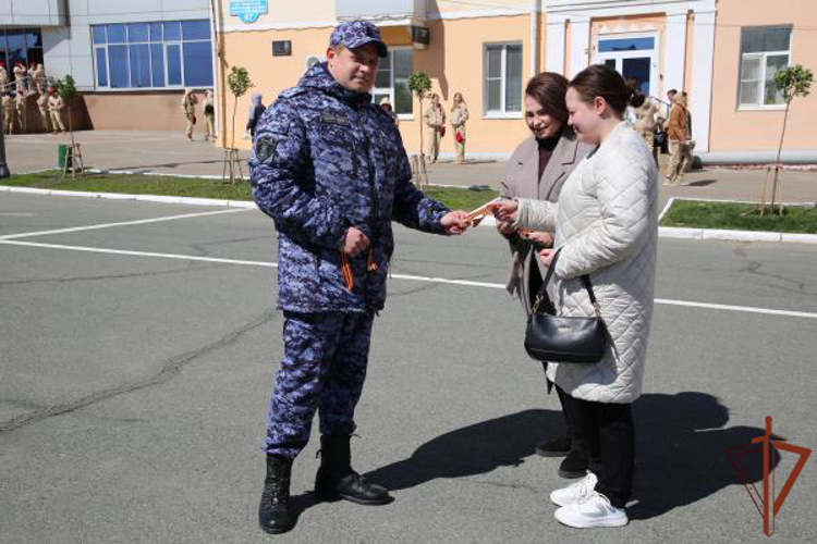 Росгвардейцы участвуют во всероссийской акции «Георгиевская ленточка» в Приволжье