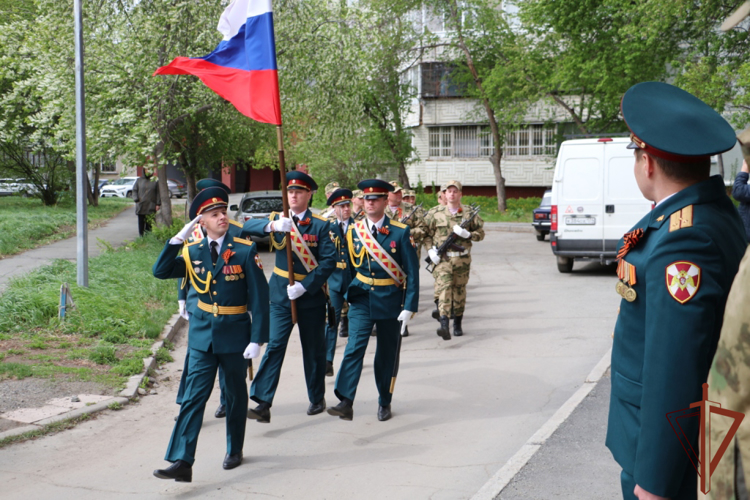 На Урале росгвардейцы поздравили с Днем Победы ветеранов Великой Отечественной войны и тружеников тыла 