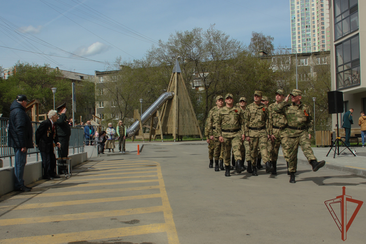 Росгвардия поздравила с Днём Победы ветеранов Великой Отечественной войны и тружеников тыла на Урале (видео)
