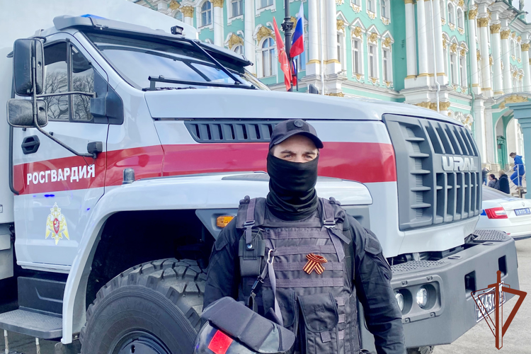 Росгвардия обеспечила безопасность проведения праздничных первомайских мероприятий в Санкт-Петербурге