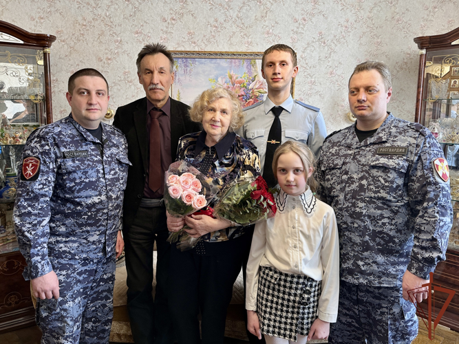 В преддверии Дня Победы в Мурманске росгвардейцы навестили ветерана Великой Отечественной войны