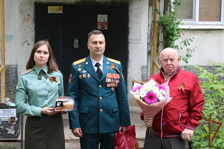 Росгвардейцы поздравили с Днём победы бывшего узника фашистского концлагеря 