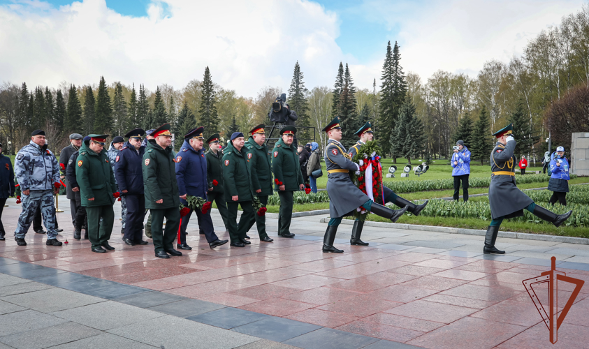 В Санкт-Петербурге росгвардейцы почтили память погибших в годы Великой Отечественной войны
