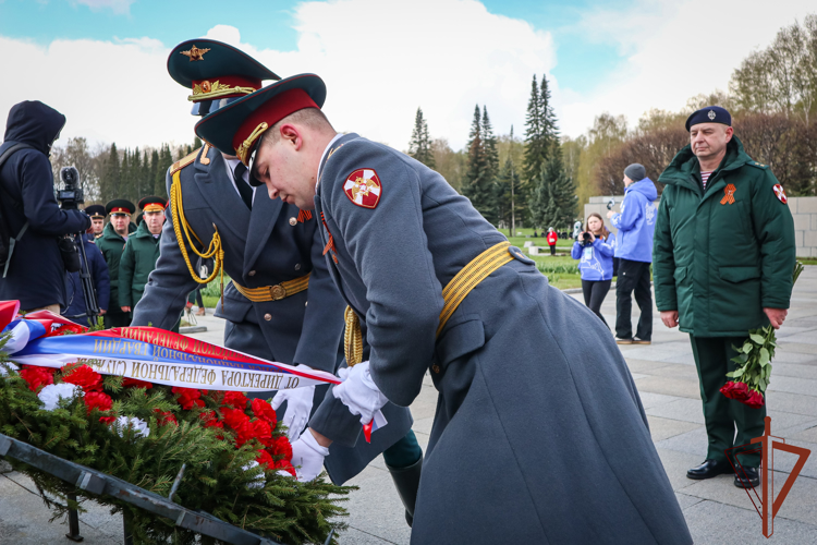 В Санкт-Петербурге росгвардейцы почтили память погибших в годы Великой Отечественной войны