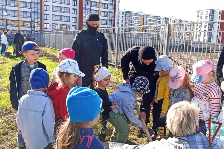 Сотрудники Росгвардии в Санкт-Петербурге приняли участие в акции «Сирень Победы»