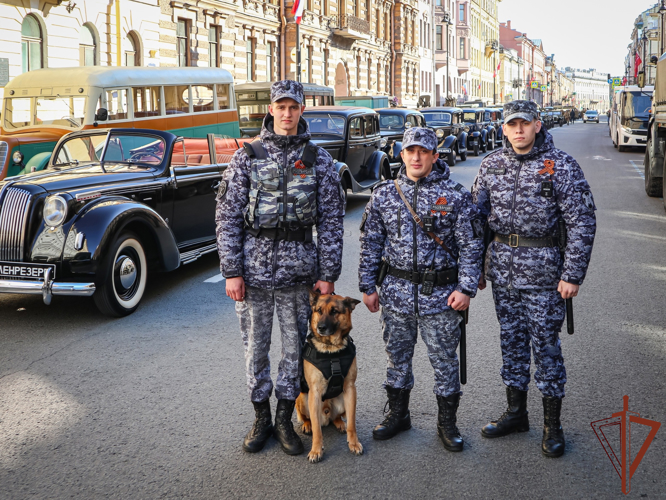В Санкт-Петербурге росгвардейцы обеспечили безопасность праздничных мероприятий в День Победы