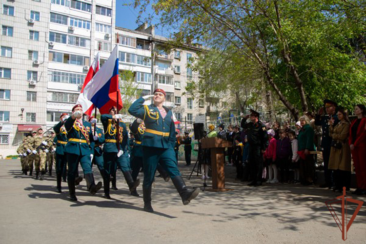 На Дальнем Востоке Росгвардия провела акцию «Парад у дома ветерана»