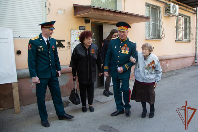 На Дальнем Востоке Росгвардия провела акцию «Парад у дома ветерана»