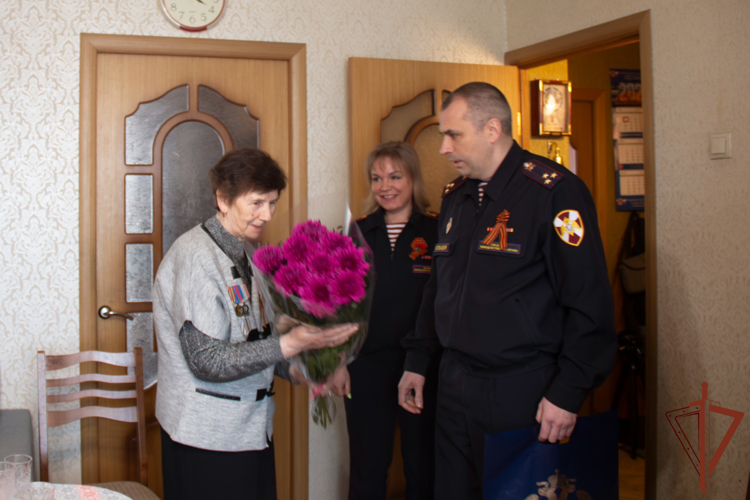 В Санкт-Петербурге сотрудники Росгвардии поздравили ветеранов службы, жителей блокадного Ленинграда с наступающим Днем Победы 