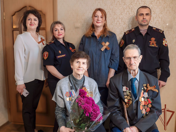 В Санкт-Петербурге сотрудники Росгвардии поздравили ветеранов службы, жителей блокадного Ленинграда с наступающим Днем Победы 