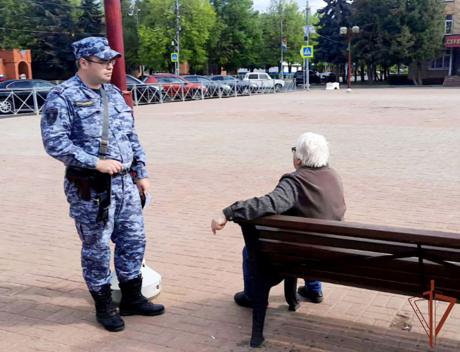Сотрудники Росгвардии помогли внезапно почувствовавшей себя плохо на улице женщине в Подмосковье