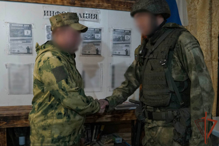 В зоне проведения специальной военной операции поздравили военнослужащих, обеспечивающих охрану важных государственных объектов