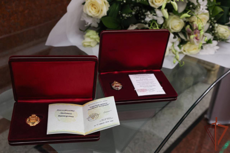 Генерал армии Виктор Золотов вручил награды артистам Академического ансамбля Росгвардии