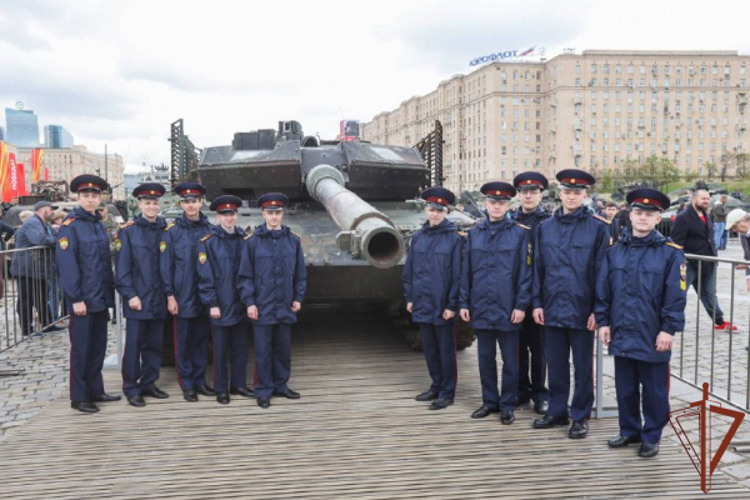 Кадеты Московского президентского училища Росгвардии посетили выставку трофейной техники и вооружения (видео)