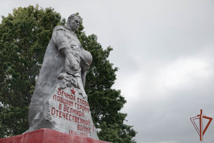 Спецназовцы Росгвардии облагородили памятник защитникам Донбасса