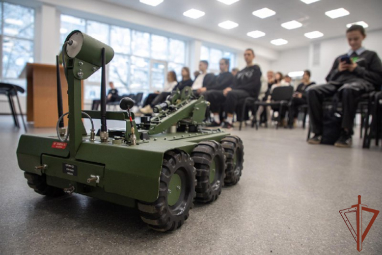 Росгвардейцы научили мариупольских школьников управлять роботом