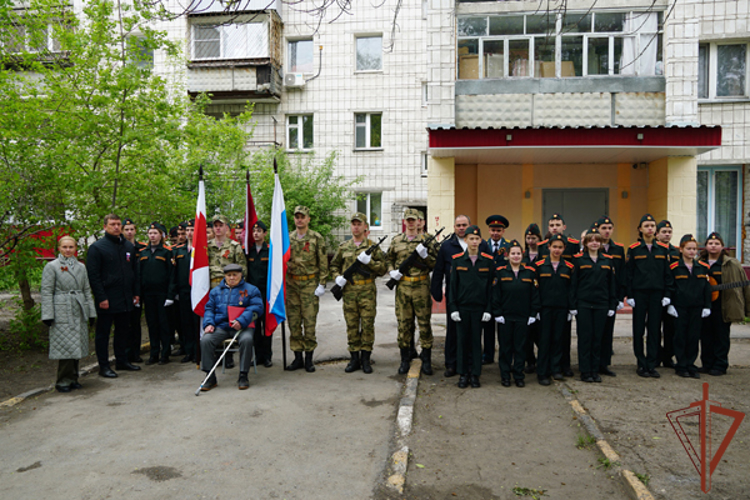 Военнослужащие Росгвардии прошли торжественным маршем в Ульяновске перед домом ветерана Великой Отечественной войны