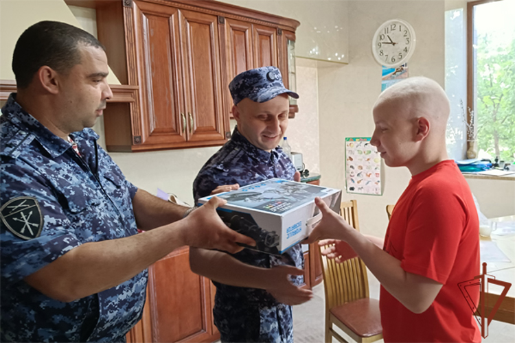 Росгвардейцы в Евпатории передали  подарки мальчику с тяжелым заболеванием 