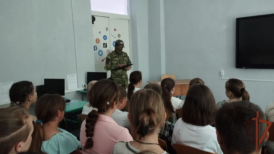 В День славянской письменности и культуры росгвардейцы рассказали школьникам Запорожья об истории праздника