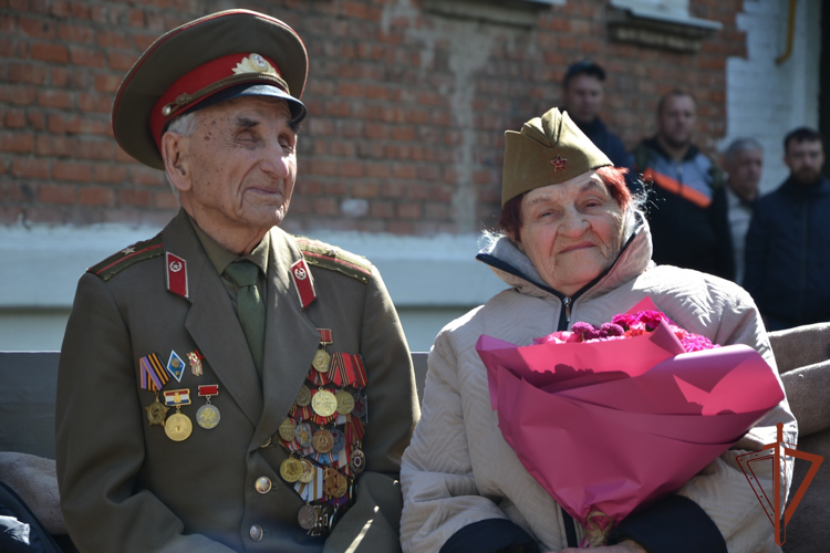 Росгвардейцы провели парад у дома ветерана в Самаре (видео)