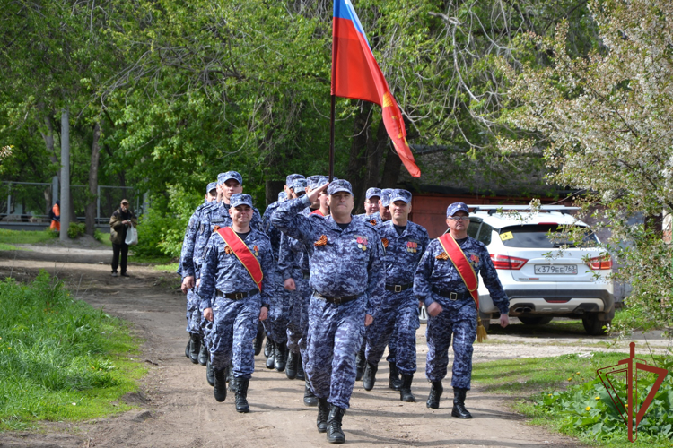 Росгвардейцы провели парад у дома ветерана в Самаре (видео)