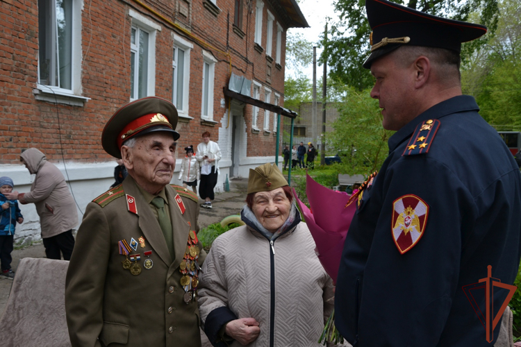 Росгвардейцы провели парад у дома ветерана в Самаре (видео)