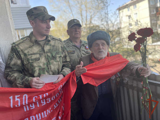 Мини-парад у дома ветерана провели росгвардейцы в Ангарске