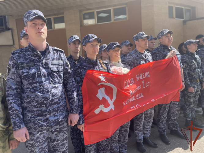 Мини-парад у дома ветерана провели росгвардейцы в Ангарске