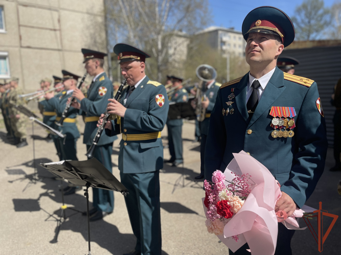 Мини-парад у дома ветерана провели росгвардейцы в Ангарске