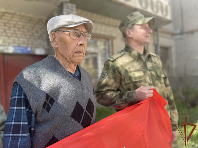 Мини-парад у дома ветерана провели росгвардейцы в Ангарске