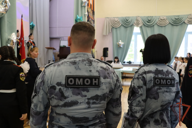 Парту Героя в честь бойца ОМОН Росгвардии открыли в московской школе