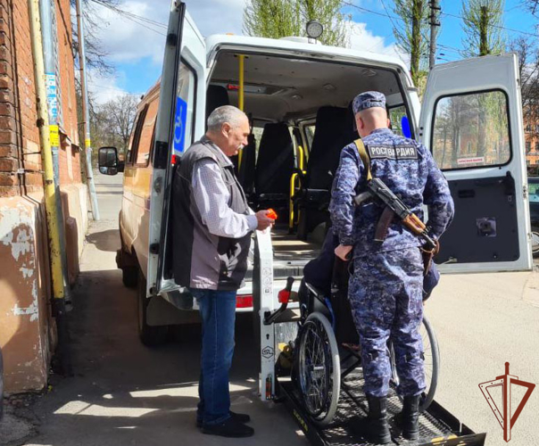 Сотрудники Росгвардии помогли мужчине с ограниченными возможностями здоровья в Туле
