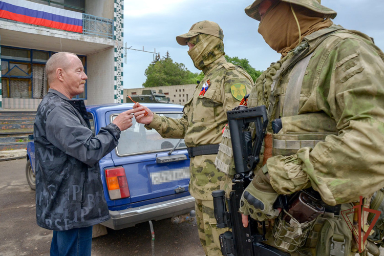 Военнослужащие и сотрудники Росгвардии - участники СВО поддержали всероссийскую акцию «Георгиевская ленточка» (видео)