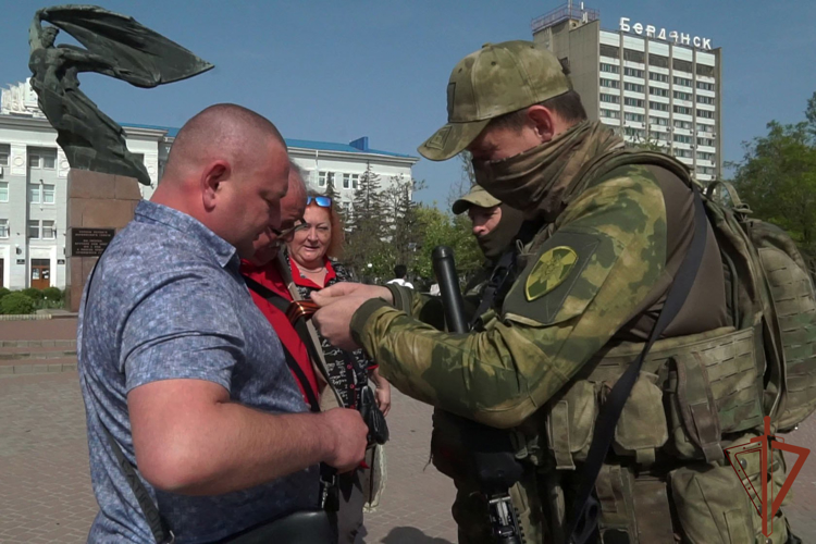 Военнослужащие и сотрудники Росгвардии - участники СВО поддержали всероссийскую акцию «Георгиевская ленточка» (видео)