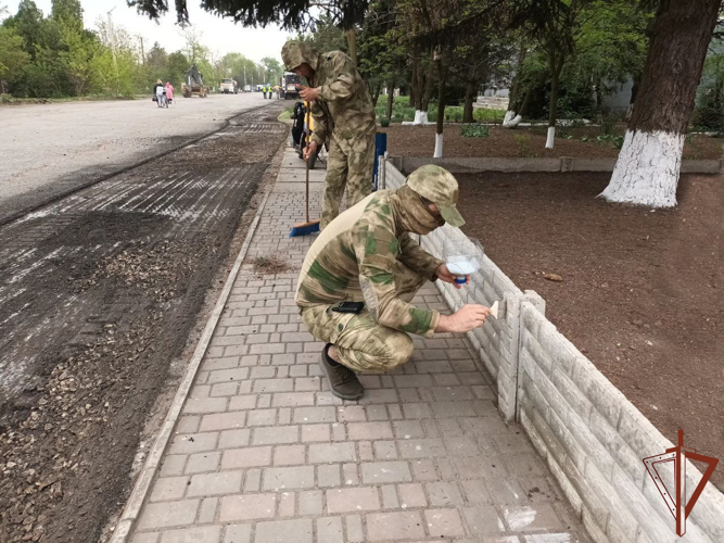 Росгвардейцы восстанавливают памятники погибшим воинам в Запорожской области