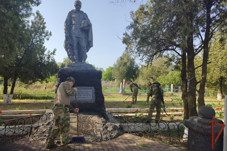 Росгвардейцы восстанавливают памятники погибшим воинам в Запорожской области
