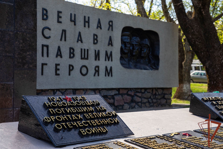 Росгвардейцы вместе с сотрудниками военной контрразведки восстановили мемориал воинам Великой Отечественной войны в ДНР (видео)