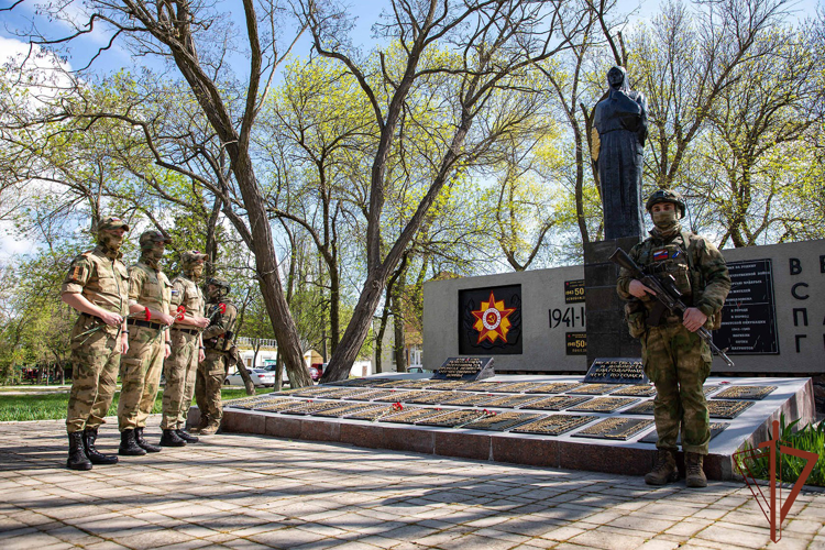 Росгвардейцы вместе с сотрудниками военной контрразведки восстановили мемориал воинам Великой Отечественной войны в ДНР (видео)