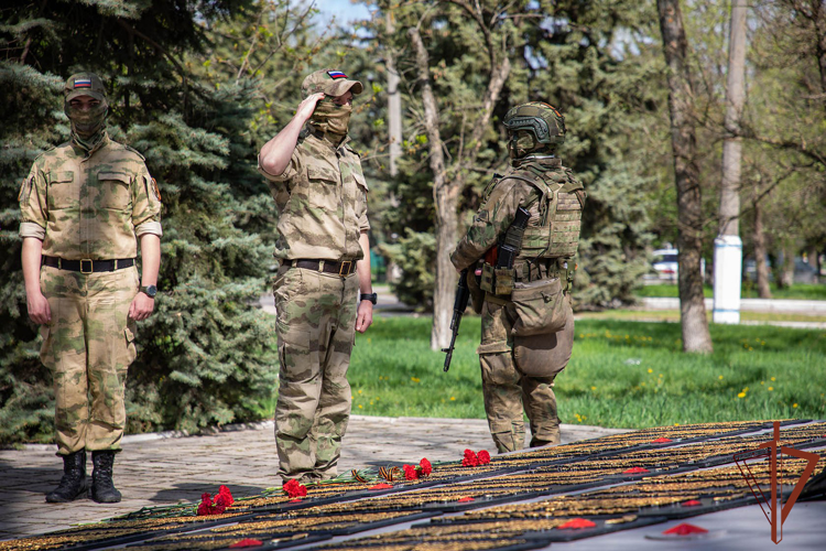 Росгвардейцы вместе с сотрудниками военной контрразведки восстановили мемориал воинам Великой Отечественной войны в ДНР (видео)